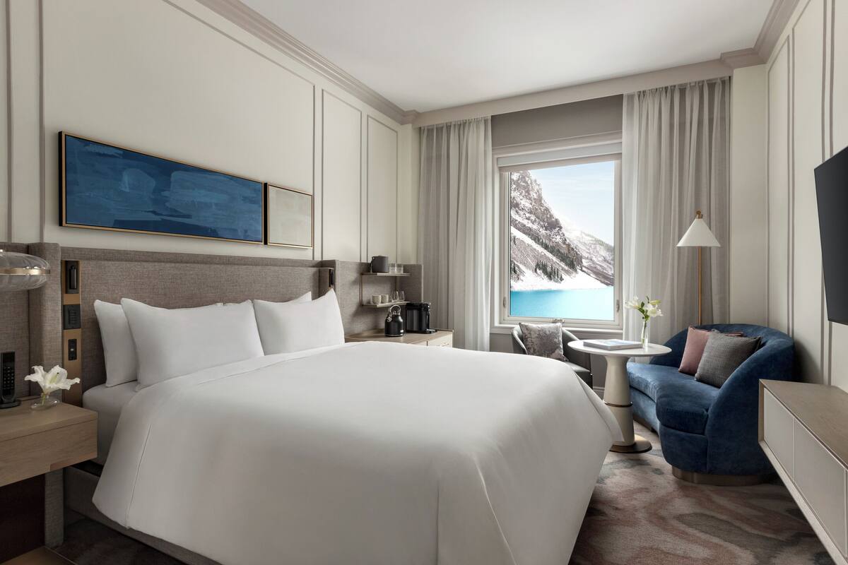 Ph òng, 1 giường cỡ king, quang cảnh hồ (Fairmont) | Bộ đồ giường cao cấp, két bảo mật tại phòng, bàn, màn/rèm cản sáng 
