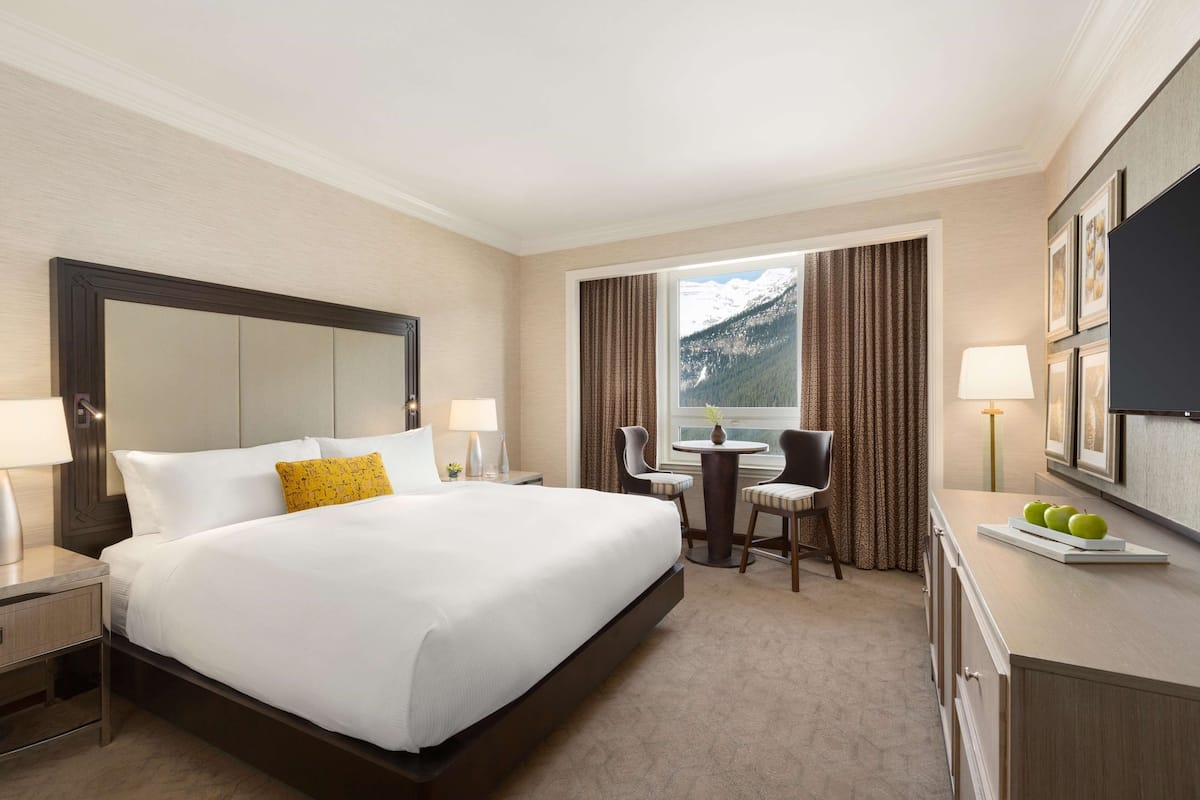 Fairmont Gold, Phòng, 1 giường cỡ king, quang cảnh hồ | Bộ đồ giường cao cấp, két bảo mật tại phòng, bàn, màn/rèm cản sáng