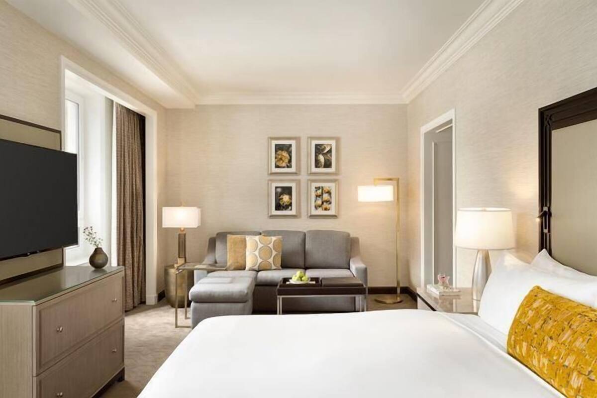 Fairmont Gold, Phòng Suite Junior, quang cảnh hồ | Bộ đồ giường cao cấp, két bảo mật tại phòng, bàn, màn/rèm cản sáng 
