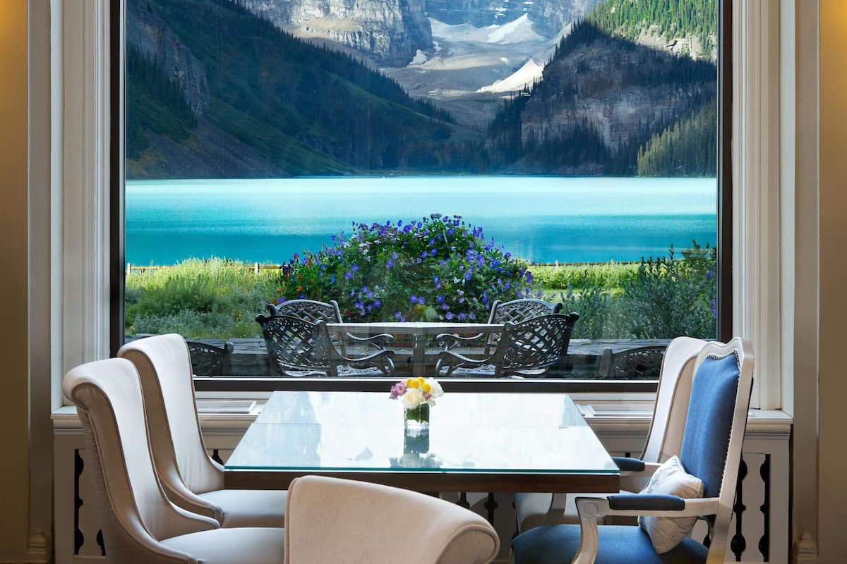 2 bars/lounges, gastropub, lobby lounge