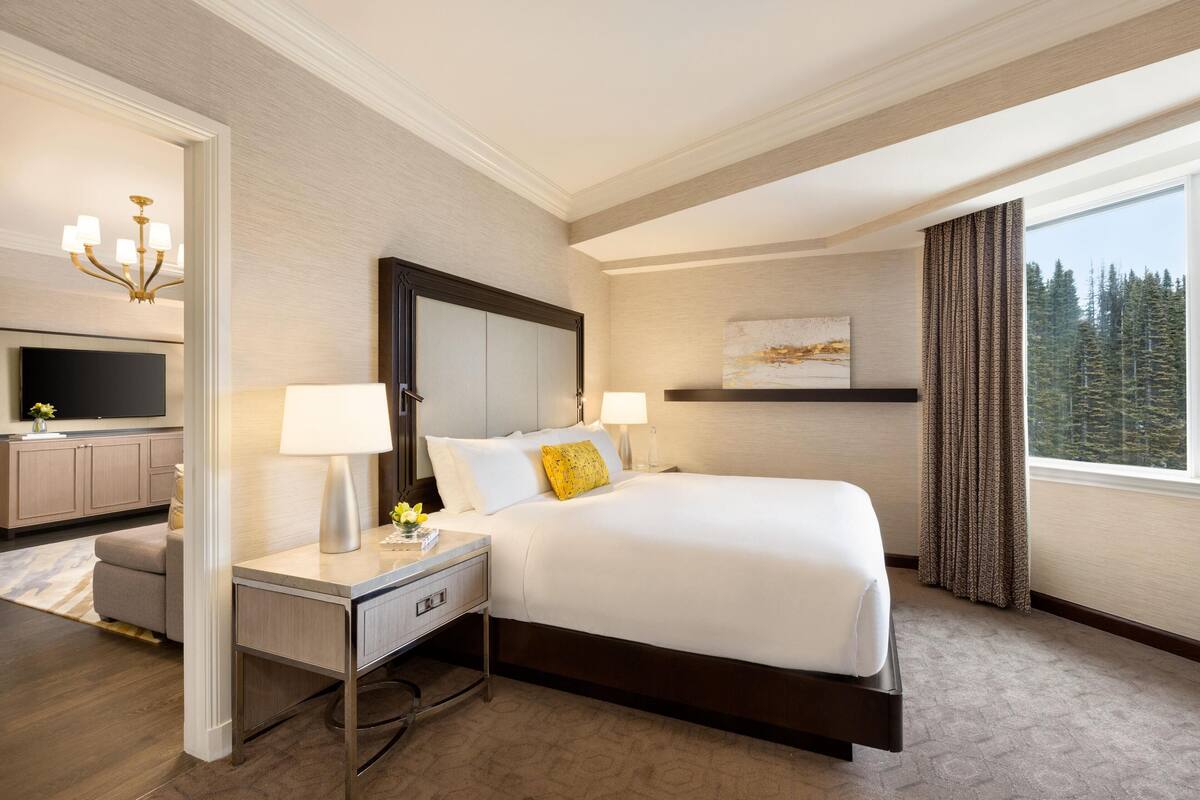 Fairmont Gold, Phòng Suite, 1 phòng ngủ | Bộ đồ giường cao cấp, két bảo mật tại phòng, bàn, màn/rèm cản sáng 
