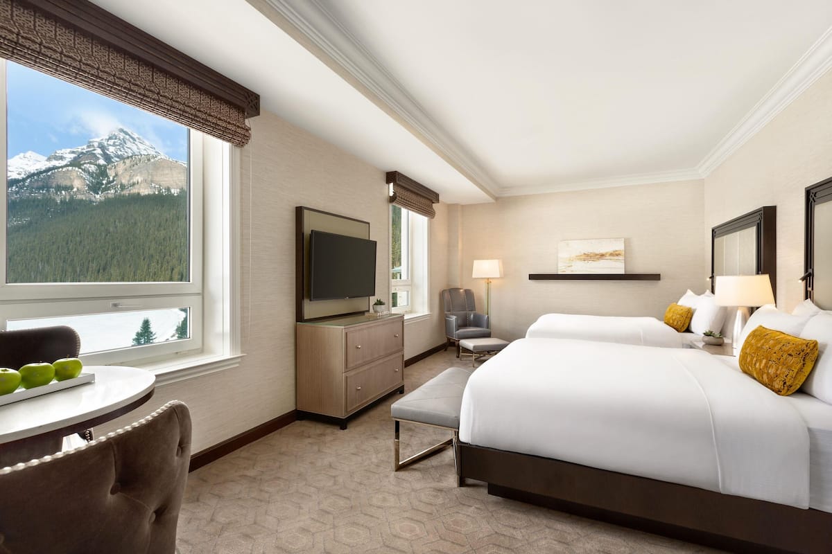 Fairmont Gold, Phòng, 2 giường cỡ queen, quang cảnh hồ | Bộ đồ giường cao cấp, két bảo mật tại phòng, bàn, màn/rèm cản sáng 