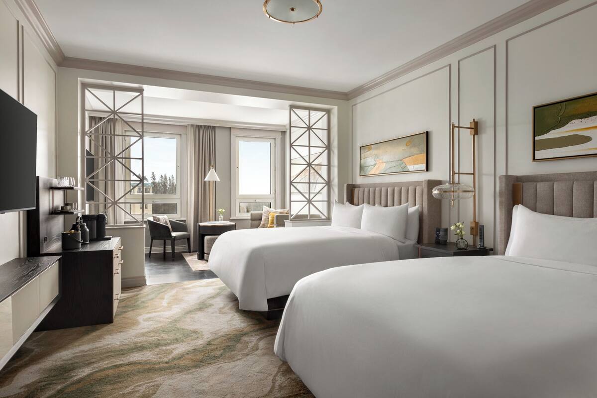 Phòng Suite Junior, 2 giường cỡ queen | Bộ đồ giường cao cấp, két bảo mật tại phòng, bàn, màn/rèm cản sáng 
