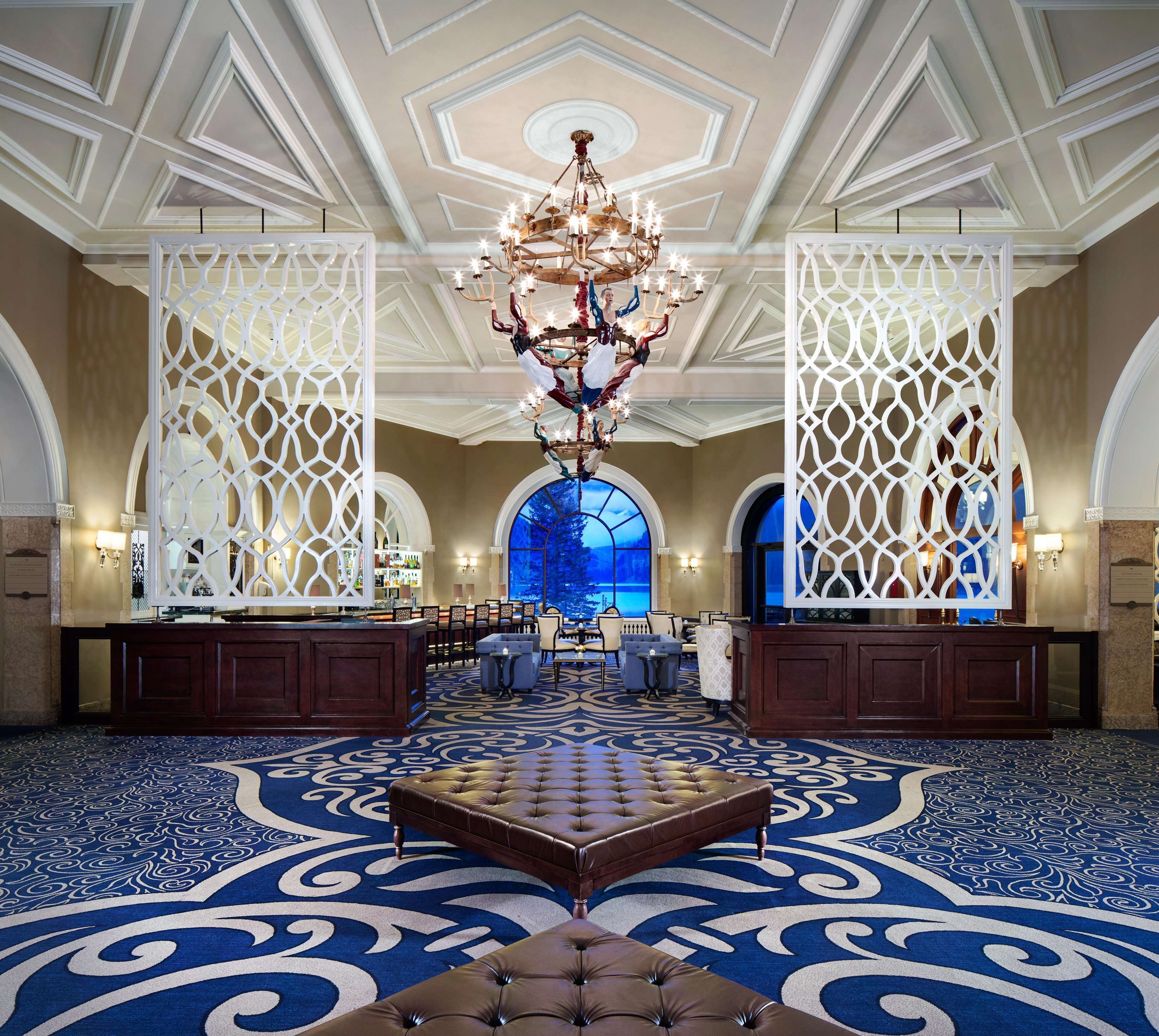 2 bars/lounges, gastropub, lobby lounge