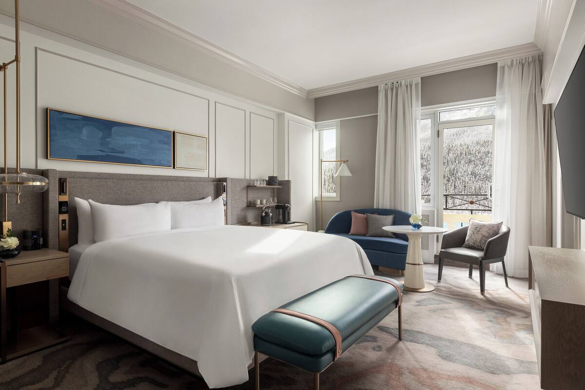 Phòng Deluxe, 1 giường cỡ king, quang cảnh hồ | Bộ đồ giường cao cấp, két bảo mật tại phòng, bàn, màn/rèm cản sáng 