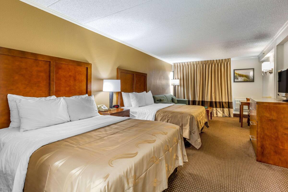 In-room safe, WiFi (free), bed sheets