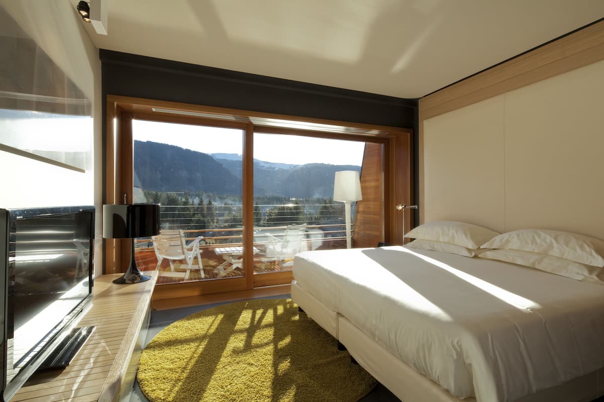 Suite, balcón (Emotional SPA) | Ropa de cama de alta calidad y minibar 