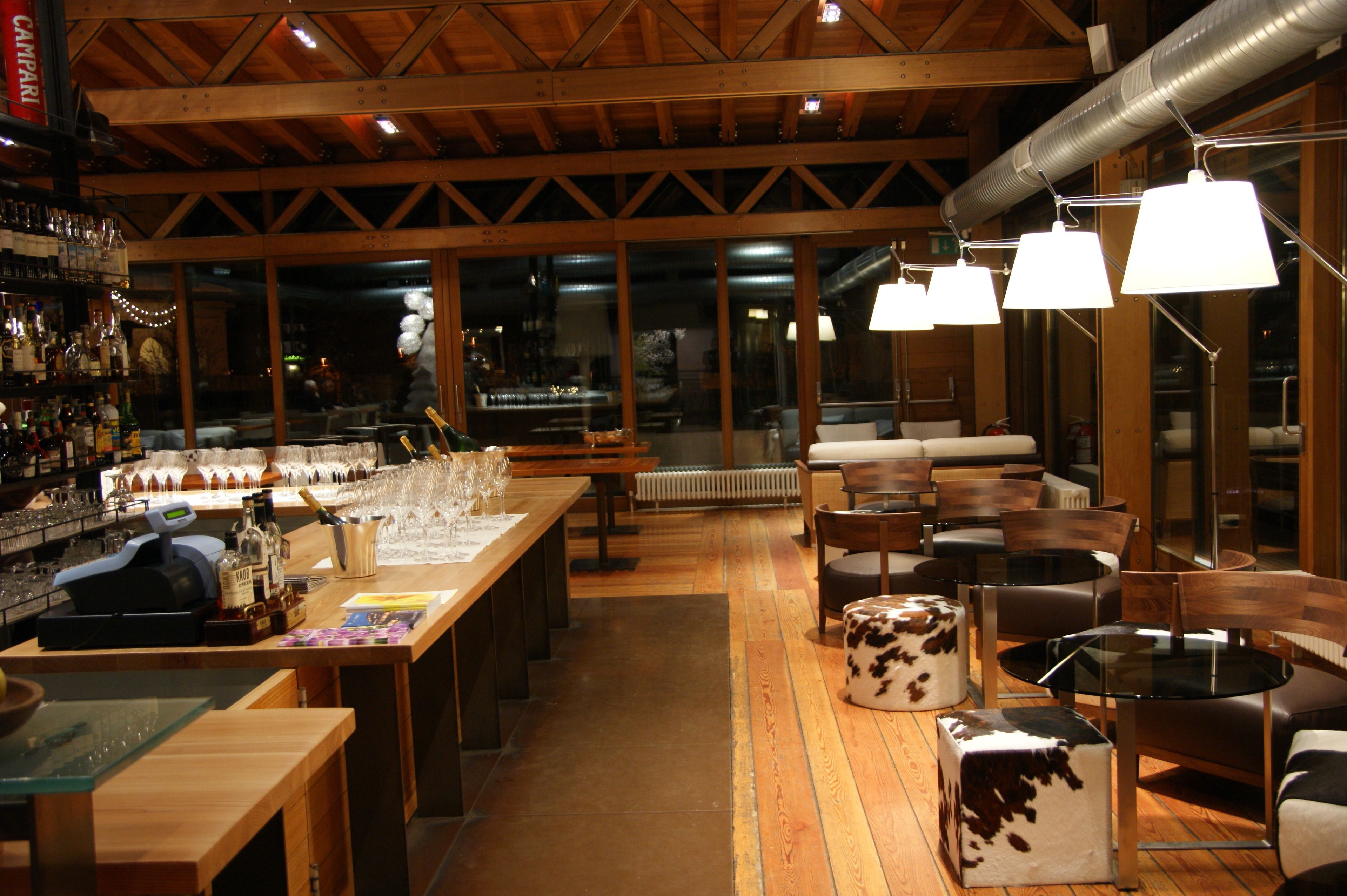 champagne bar, garden views, open daily