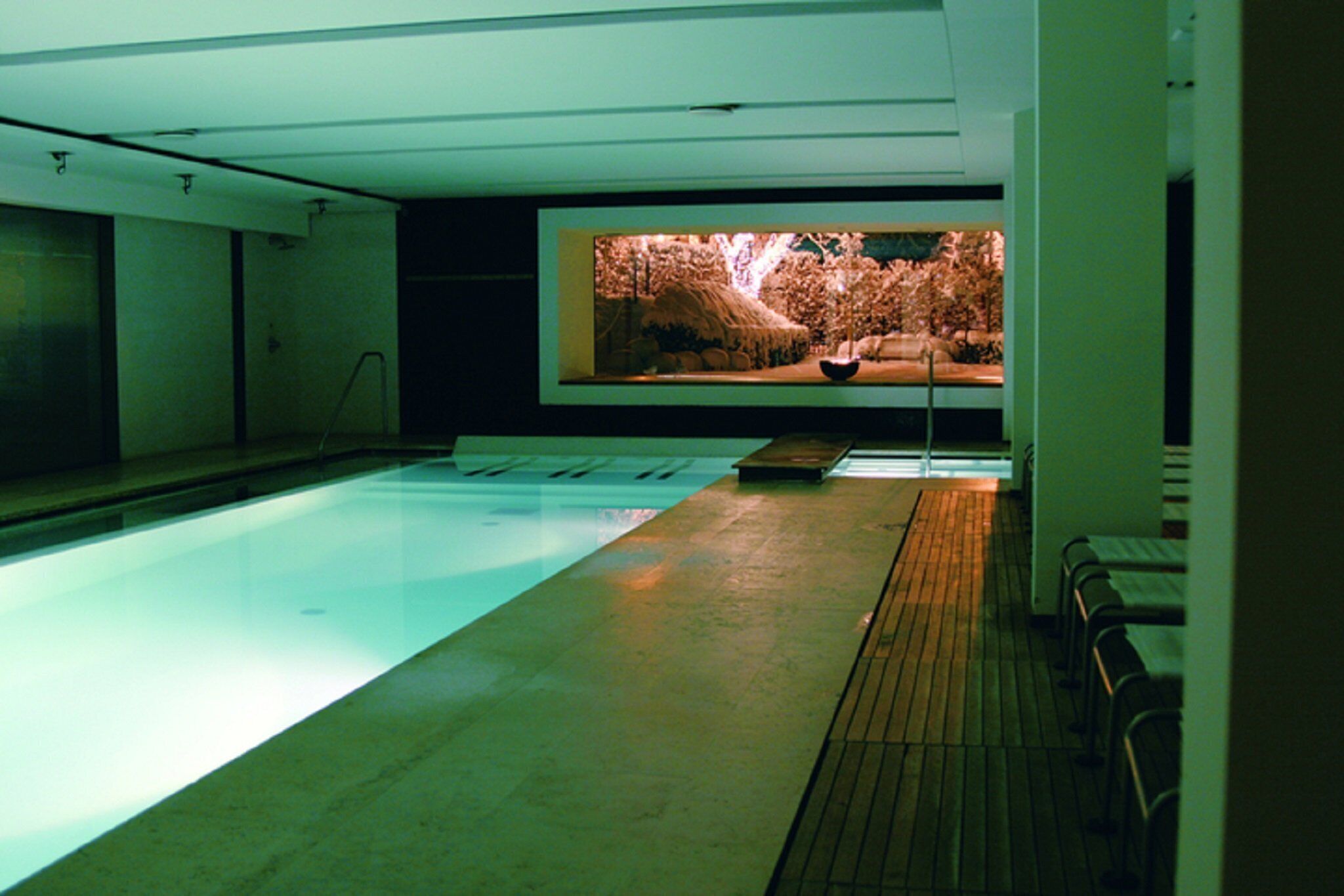 Couples treatment room(s), sauna, hot tub, steam room