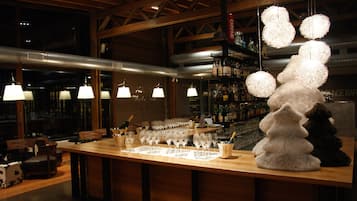 Bar specializzato in champagne, con vista sul giardino