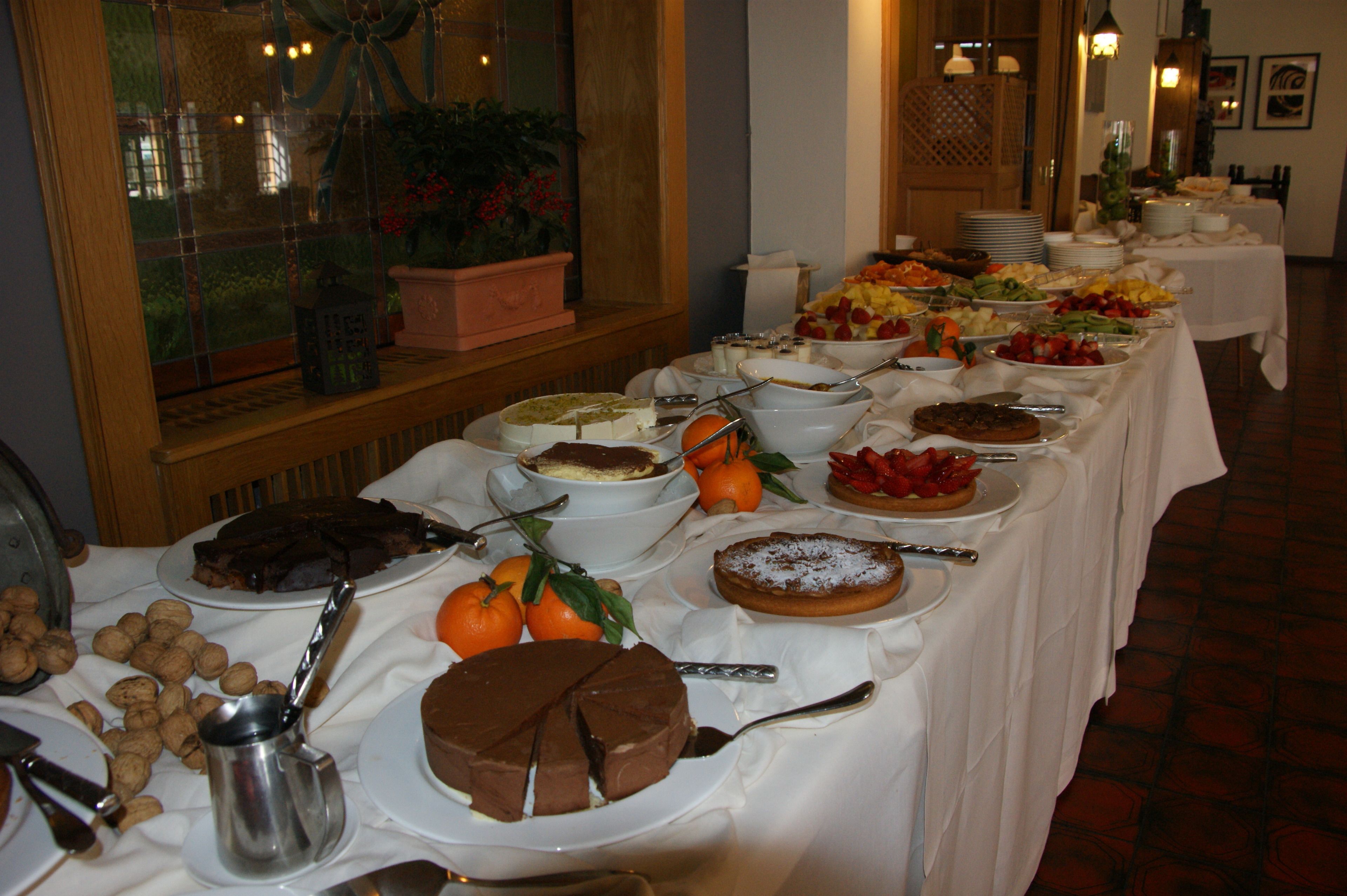 Une table de buffet avec divers plats et une cafetière.