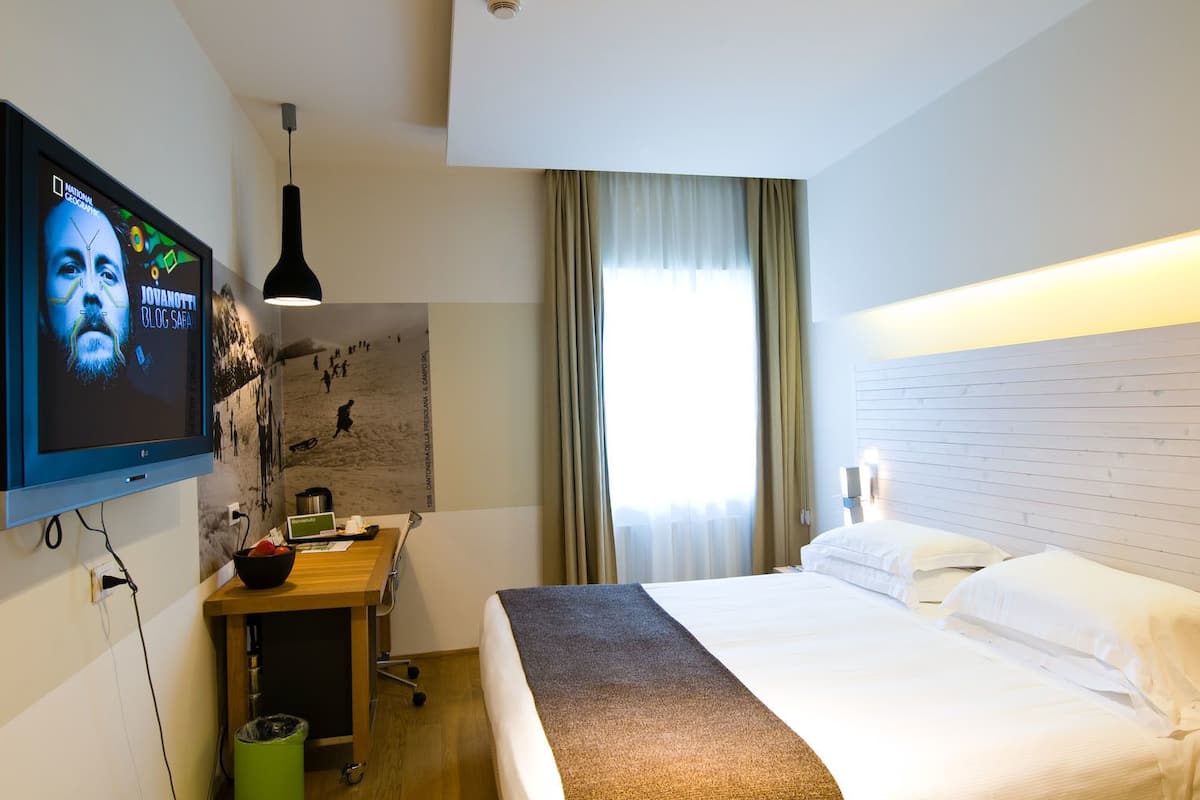 Comfort Room | Peralatan tempat tidur premium, bar mini, peti besi dalam bilik, meja