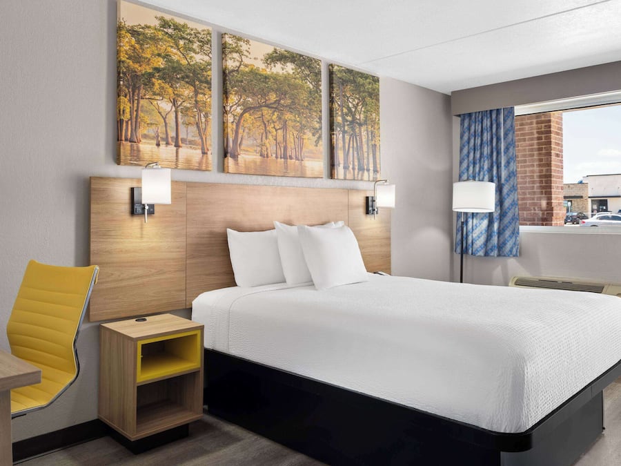 Standard Room, 1 Queen Bed, Accessible | Desk, laptop workspace, blackout drapes, iron/ironing board