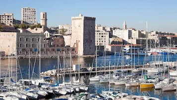 Caja fuerte, escritorio, cortinas opacas y sistema de insonorización