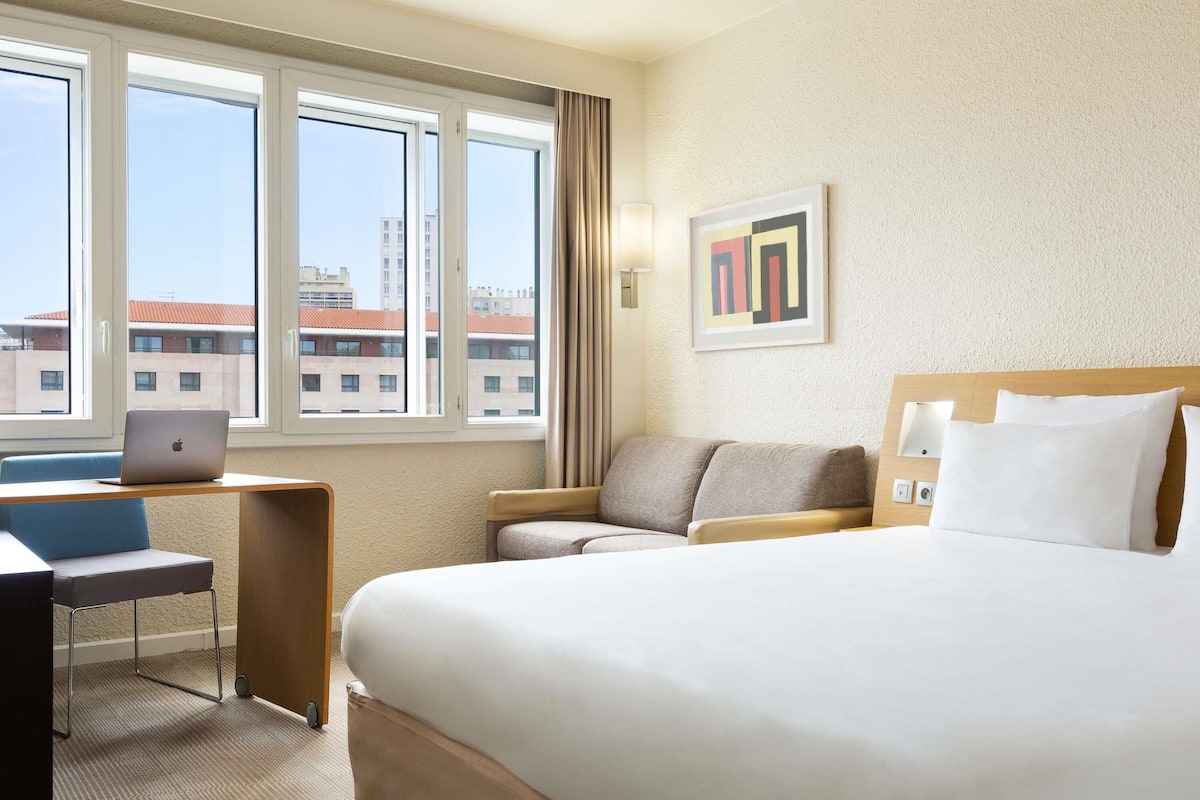 In-room safe, desk, blackout drapes, soundproofing