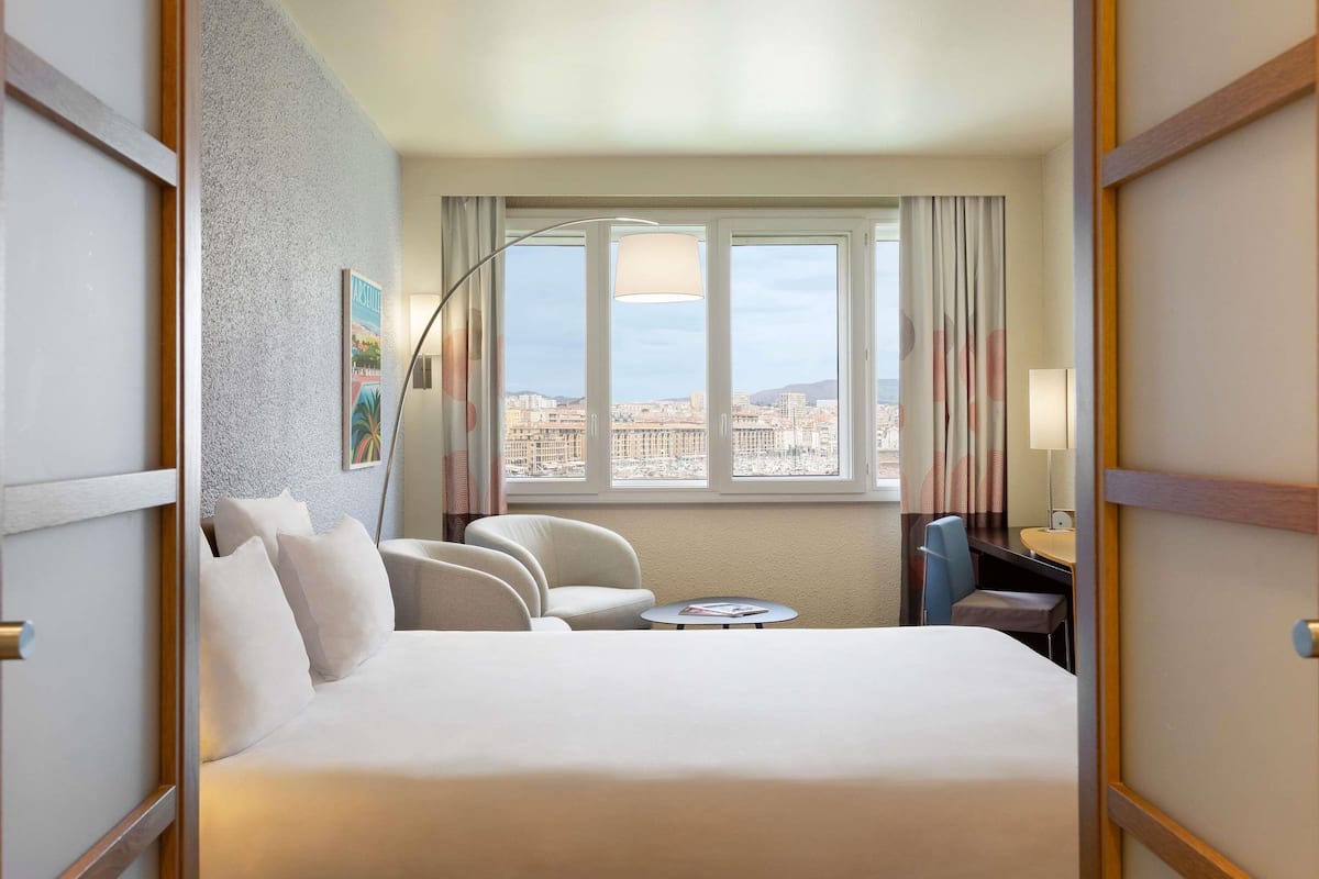 Deluxe-værelse - 1 queensize-seng - udsigt til havn | Pengeskab på værelset, skrivebord, mørklægningsgardiner, lydisolering