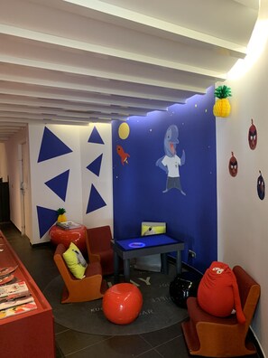 Tempat bermain anak – indoor