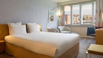 Coffre-fort, bureau, rideaux d’obscurcissement, système d’insonorisation