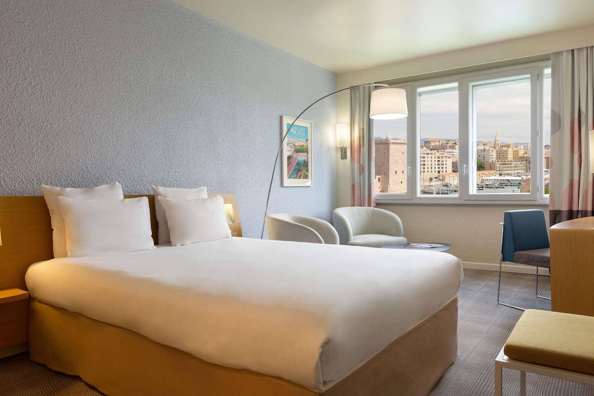 Quarto luxo, 1 cama Queen, vista para o porto | Cofres nos quartos, escrivaninha, cortinas blackout