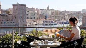 Der serveres morgenmad, frokost og franske retter med udsigt til poolen