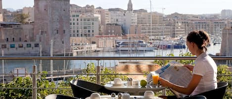 Se sirven desayunos, comidas y cocina francesa con vista a la alberca