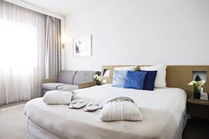 客房内保险箱、办公桌、遮光窗帘、隔音