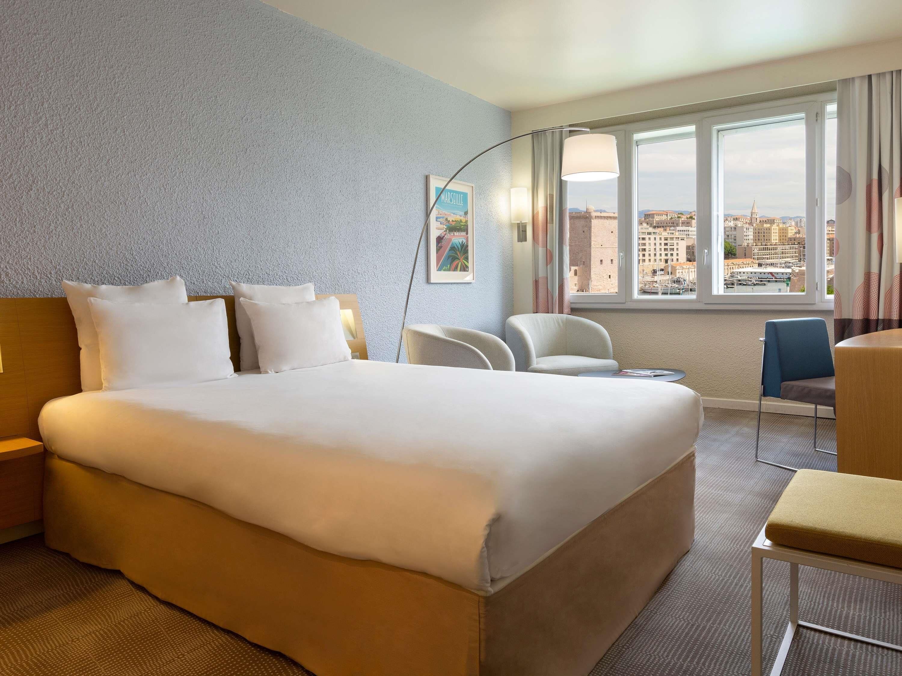 Deluxe kamer, 1 queensize bed, uitzicht op haven | Een kluis op de kamer, een bureau, verduisterende gordijnen