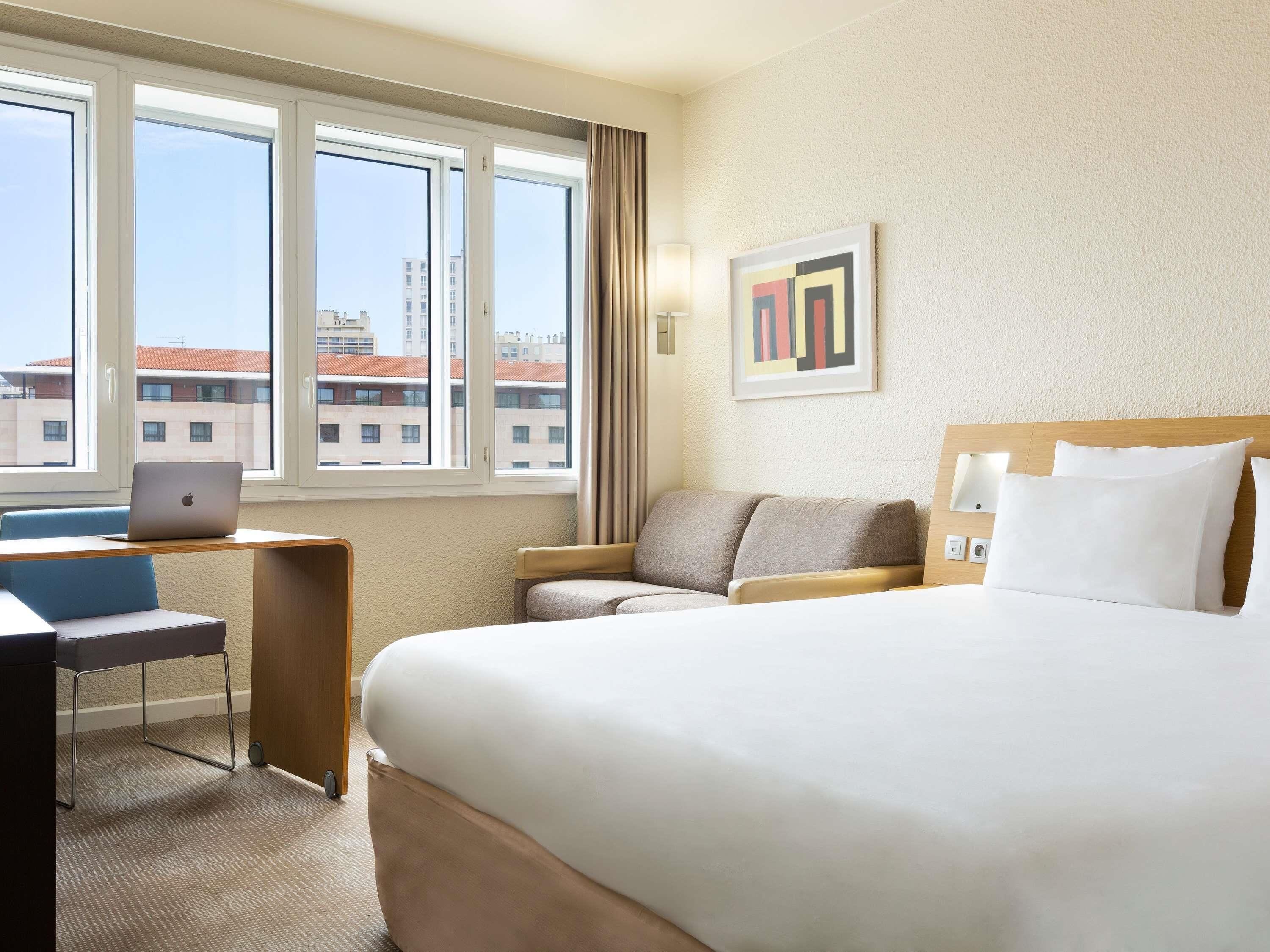 Caja de seguridad en la habitación, escritorio y cortinas blackout 