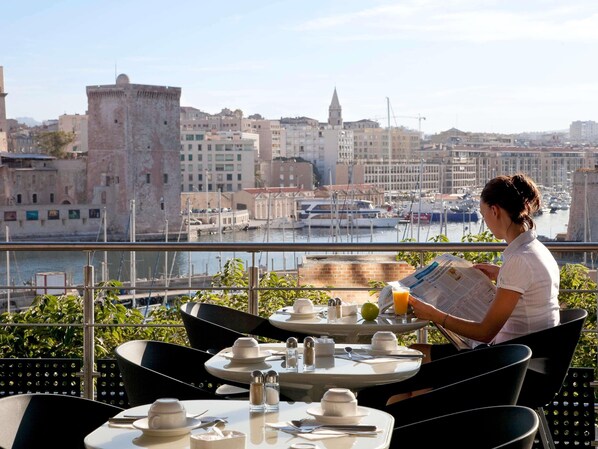 Aperto a colazione e pranzo, cucina francese, con vista sulla piscina 