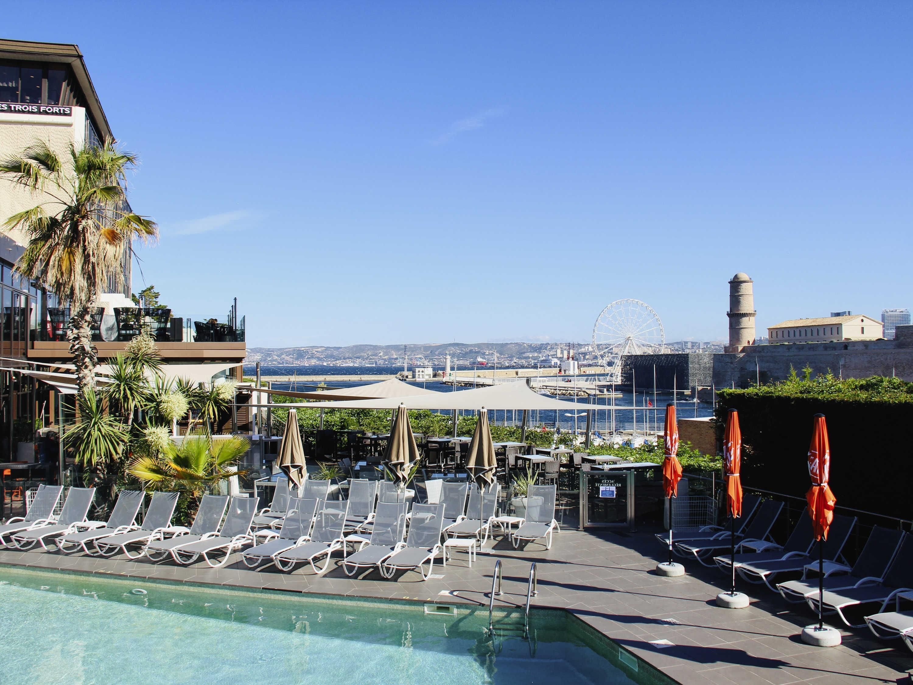 Sæsonbestemt udendørs pool, åben fra kl. 08.00 til kl. 20.00, parasoller