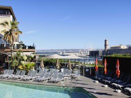 Sezonluk açık havuz, 8 ve 20 saatleri arasında açık, havuz şemsiyeleri 