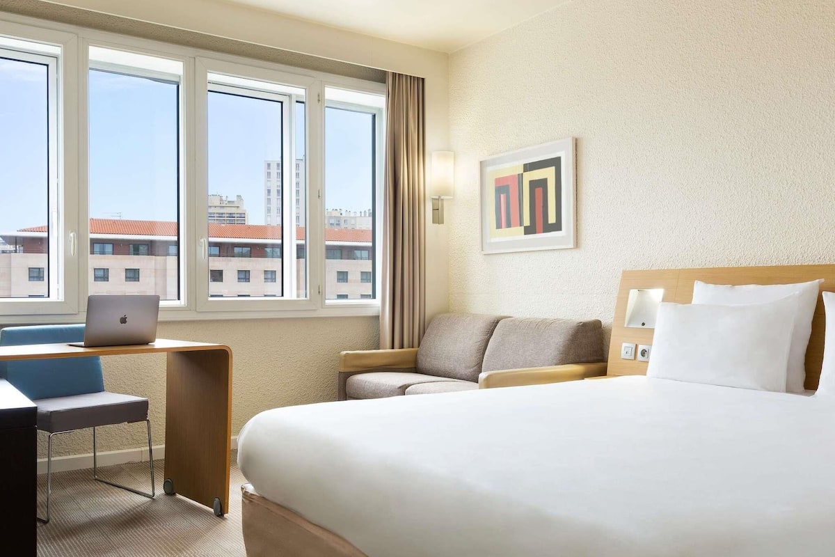 In-room safe, desk, blackout drapes, soundproofing