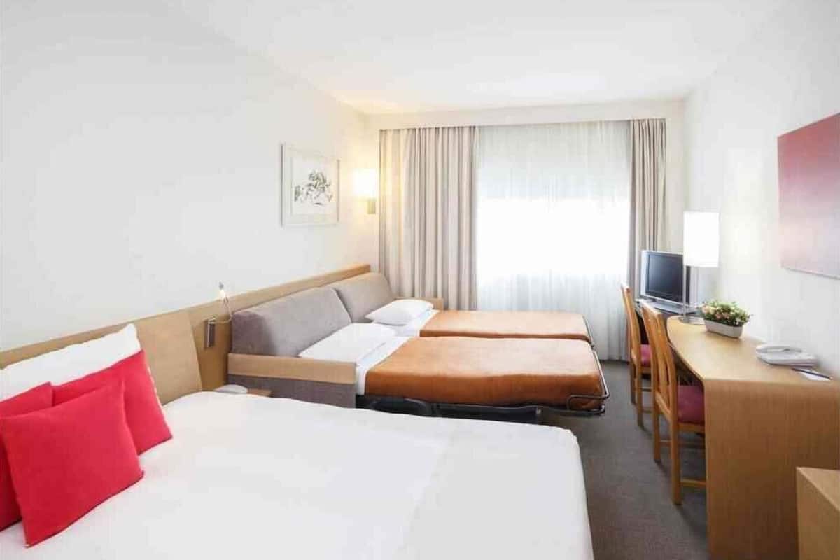 Habitació clàssica, 1 llit doble i sofà llit | Caixa forta a l'habitació, escriptori i cortines opaques