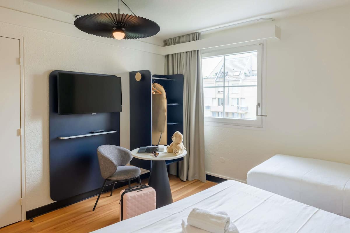 Bureau, rideaux occultants, fer et planche à repasser, Wi-Fi gratuit