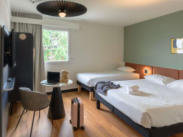 Habitación estándar, varias camas | Escritorio, cortinas blackout y tabla de planchar con plancha 