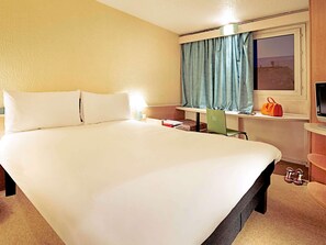 Habitación estándar, 1 cama doble | Escritorio, cortinas opacas, tabla de planchar con plancha y wifi gratis