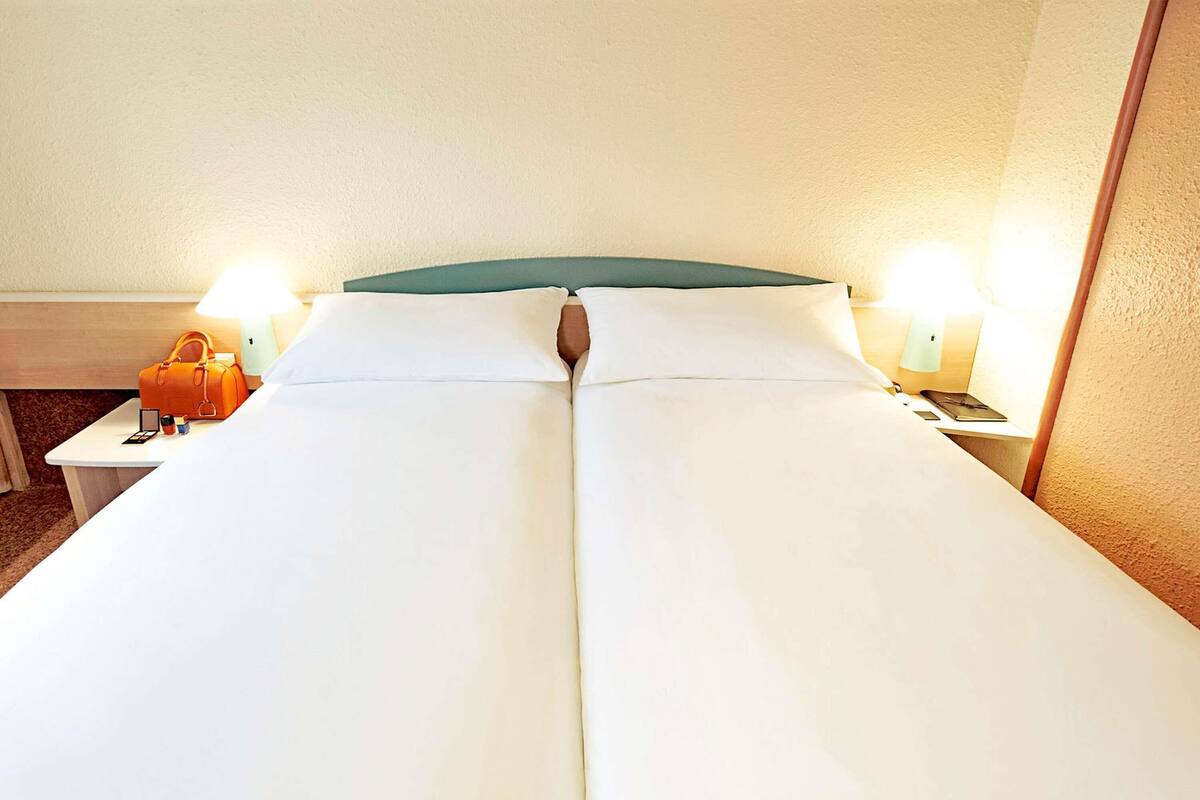 Standaard Twin kamer, 2 eenpersoonsbedden | Een bureau, verduisterende gordijnen, een strijkplank/strijkijzer