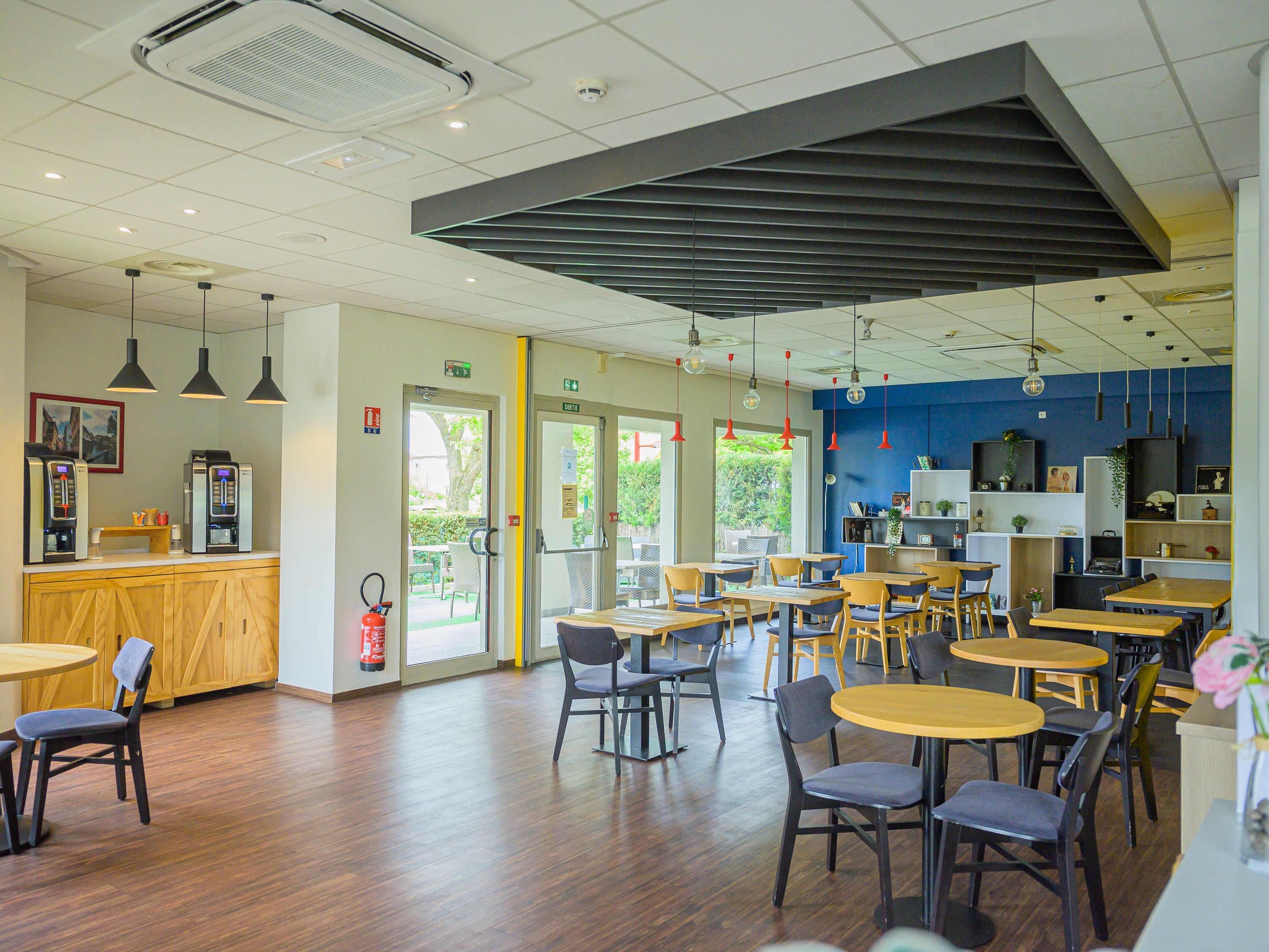 Daily continental breakfast (EUR 12.00 per person)