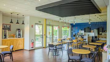 Petit déjeuner continental (12.00 EUR par personne)