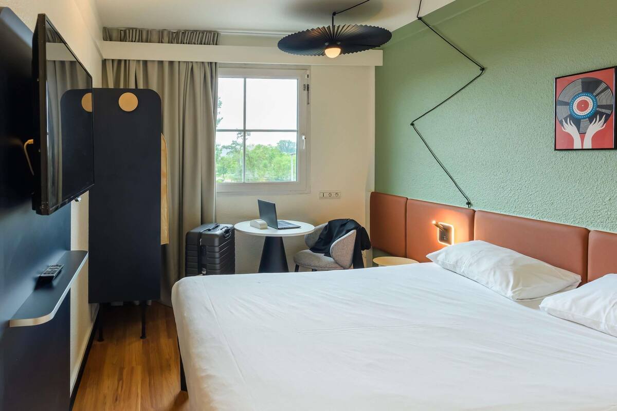 Standaard kamer, 1 tweepersoonsbed | Een bureau, verduisterende gordijnen, een strijkplank/strijkijzer