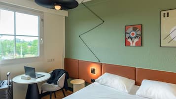 Standaard kamer, 1 tweepersoonsbed | Een bureau, verduisterende gordijnen, een strijkplank/strijkijzer