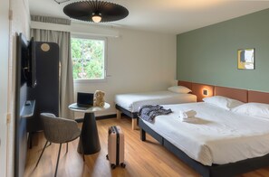 Standardzimmer, Mehrere Betten | Schreibtisch, Verdunkelungsvorhänge, Bügeleisen/Bügelbrett