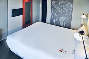 Standaard kamer, 1 tweepersoonsbed | Een bureau, verduisterende gordijnen, een strijkplank/strijkijzer