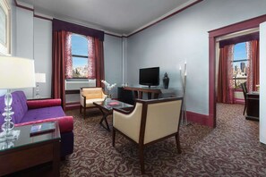 Suite, 1 très grand lit, vue sur la ville | 1 chambre, literie de qualité, coffre-fort, bureau