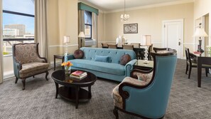 Suite, 1 letto king, vista città | Biancheria da letto di alta qualità, una cassaforte in camera