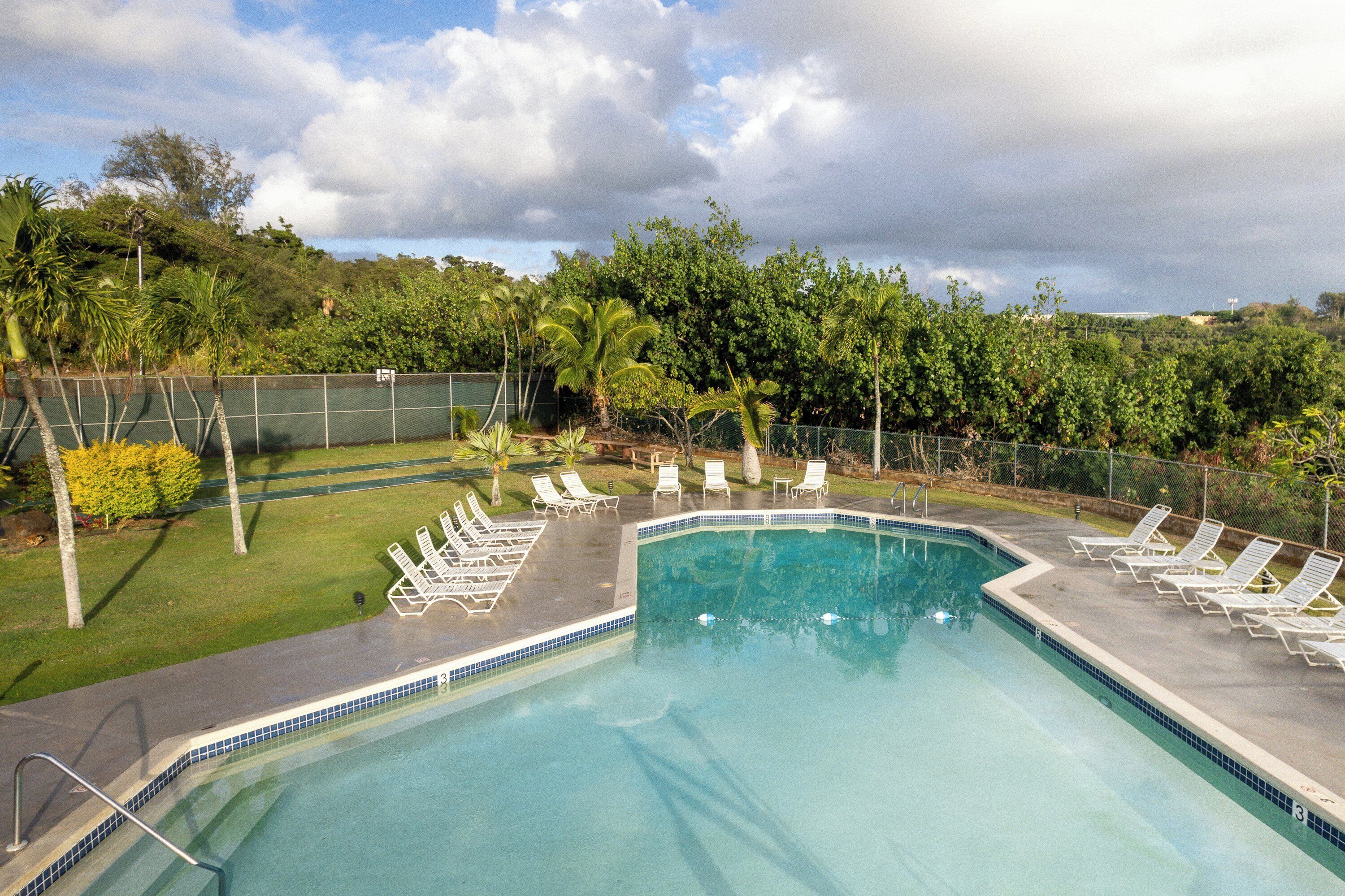 室外游泳池，開放時間為 08:00 至 21:00，提供日光浴躺椅