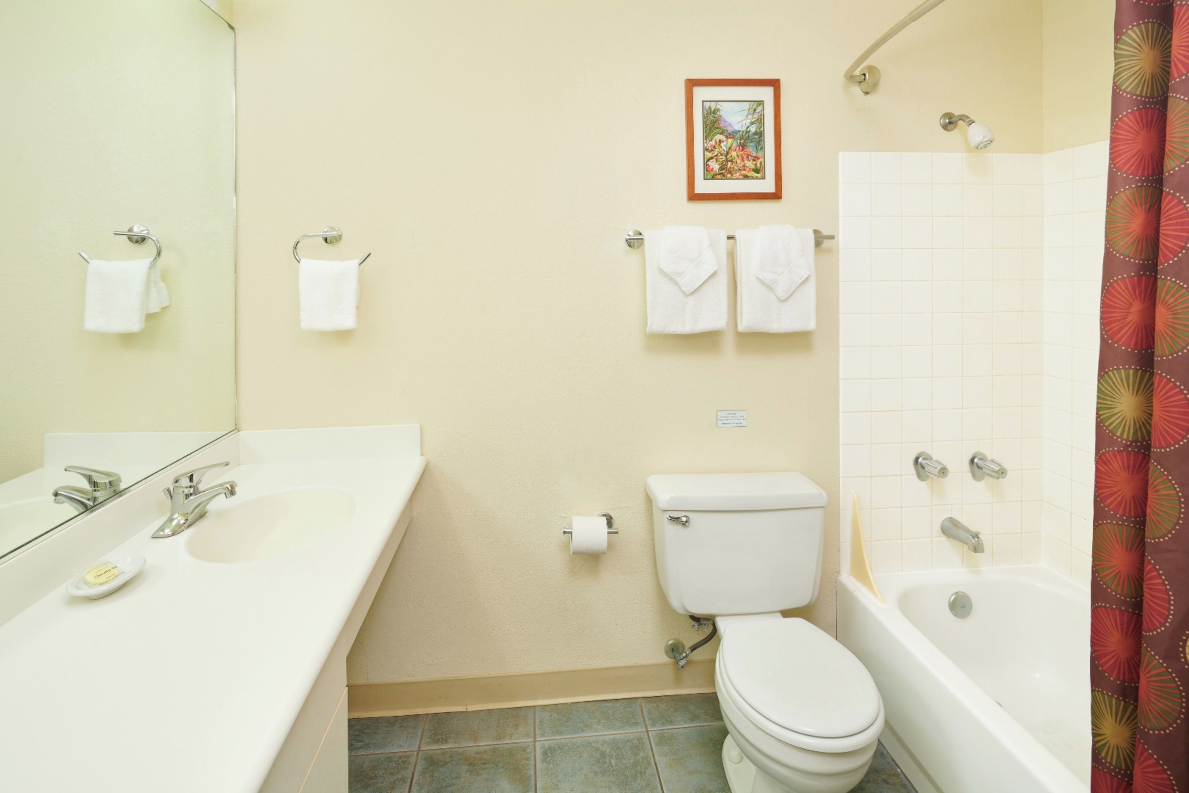 Une salle de bain avec un lavabo, des toilettes et une baignoire.