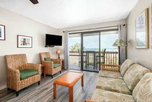 Condo, 2 quartos, cozinha | Individualmente decorados, individualmente mobiliados, escrivaninha