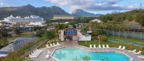 Utomhuspool med öppettider 08.00 till 21.00, och solstolar