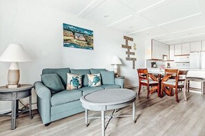 TV, DVD player - Banyan Harbor Resort (Lihue)